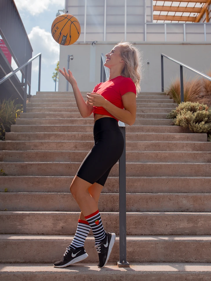 Lustige Sportsocken Schwarzweiße Erdbeere 7 Lustige Sportsocken Schwarzweiße Erdbeere – Bild 5