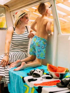 Lustige Badeshorts Für Jungen Panda Im Urlaub -Dedoles Panda 11 1