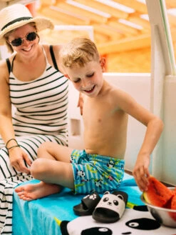 Lustige Badeshorts Für Jungen Panda Im Urlaub -Dedoles Panda 12