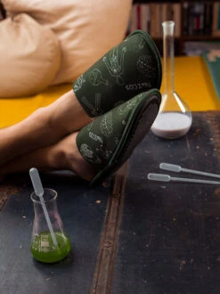 Lustige Hausschuhe Physik Gegen Chemie 12 Lustige Hausschuhe Physik Gegen Chemie -Dedoles Physics vs. Chemistry 1 1