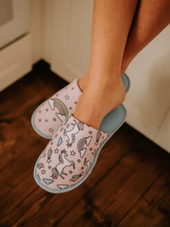 Lustige Hausschuhe Regenbogen-Einhorn -Dedoles Rainbow Unicorn 3 1