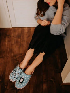 Lustige Hausschuhe Eislaufender Pinguin -Dedoles Skating Penguin 10