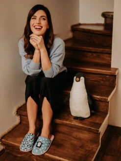 Lustige Hausschuhe Eislaufender Pinguin -Dedoles Skating Penguin 3