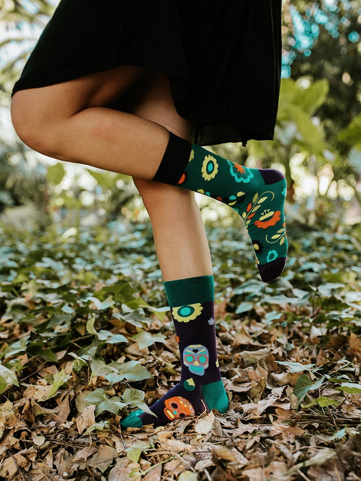 Lustige Socken Totenköpfe Und Blumen 4 Lustige Socken Totenköpfe Und Blumen – Bild 2