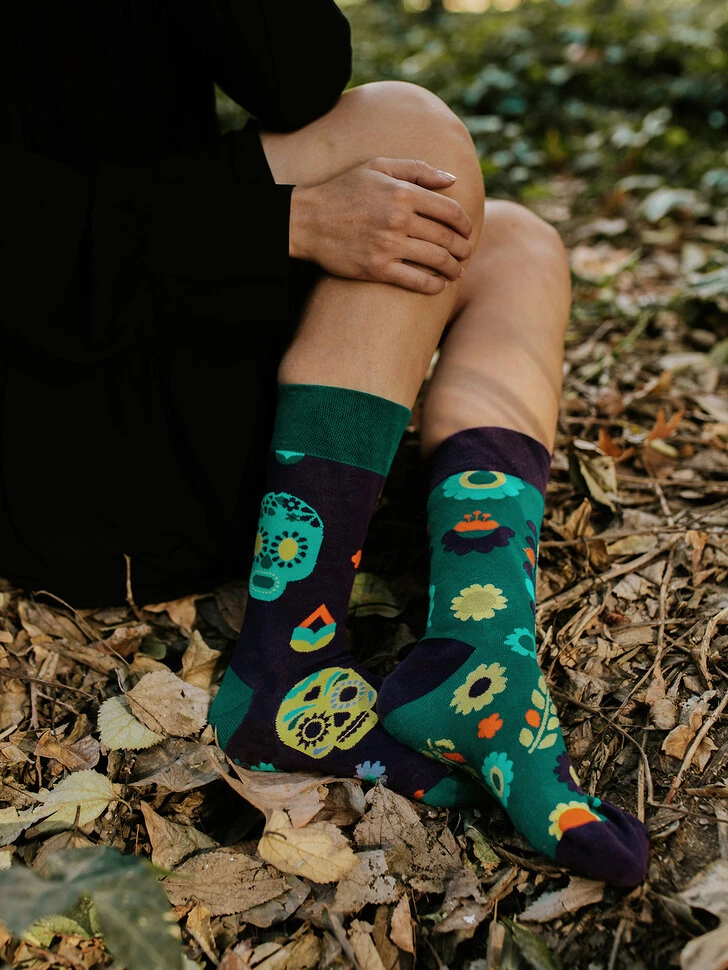 Lustige Socken Totenköpfe Und Blumen 6 Lustige Socken Totenköpfe Und Blumen – Bild 4