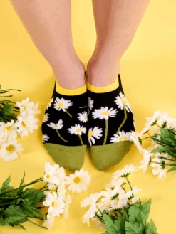 Lustige Sneakersocken Gänseblümchen In Der Nacht 10 Lustige Sneakersocken Gänseblümchen In Der Nacht -Dedoles Sneaker Socks Daisies at Night 2