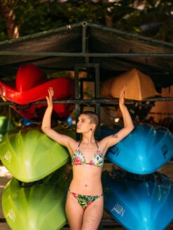 Lustiges Bikinioberteil In Triangelform Tropische Blumen -Dedoles Tropical Flowers 3 1