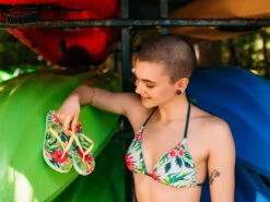 Lustiges Bikinioberteil In Triangelform Tropische Blumen -Dedoles Tropical Flowers 4